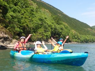 カヌーは、1人で乗っても、2人で乗っても楽しい。四万十川の大自然に抱かれて、ゆったりとした流れを楽しめます。