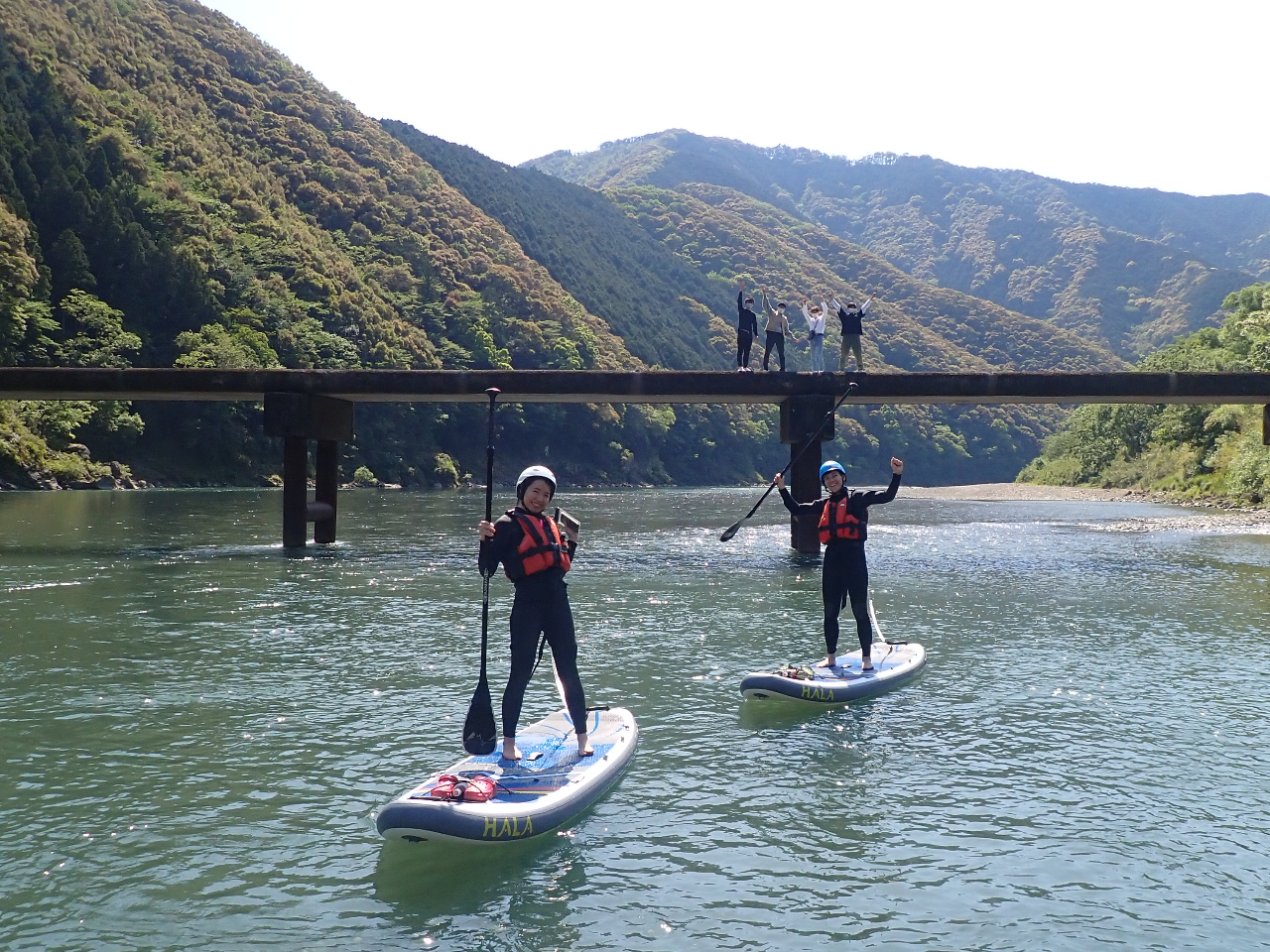 四万十川と言えば、沈下橋。数ある沈下橋の中でも、インスタ登場率随一の岩間沈下橋をバックに。