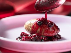 【ランチビュッフェ限定 パティシエ特製】ショコラムース ベリーソース仕立て