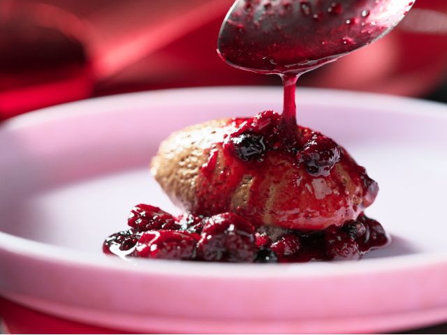 【ランチビュッフェ限定 パティシエ特製】ショコラムース ベリーソース仕立て