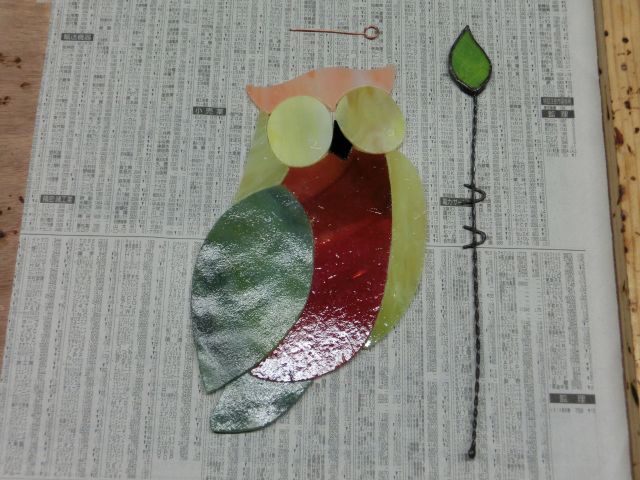 まず御希望の作品を選びます。人気ナンバーワンのフクロウを例に作り方を説明致します。