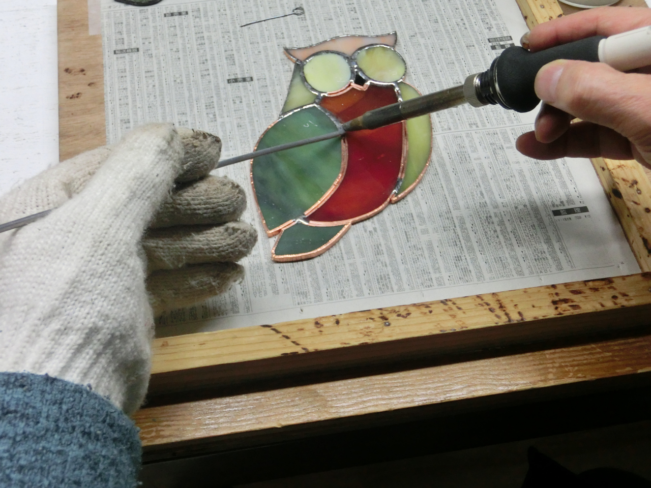 テープ巻が終わったら形を整え半田でポイントを仮止めし、本半田作業を行います。接合部はかまぼこ型に少し盛り上げます。外側(淵)は盛り上げません。裏面も同様です。