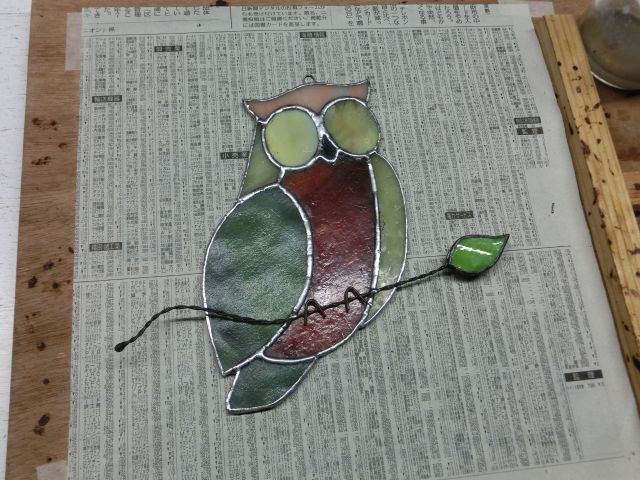 最後に吊り金具と木枝パーツを付けて半田作業終了です。