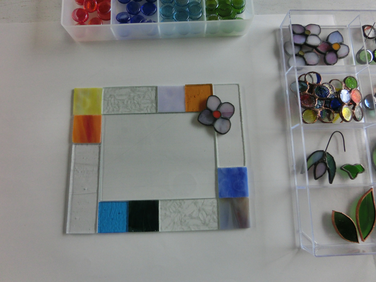 L版を例に、まず自分好みのガラス色レイアウトを決めます。花飾りはオプションで付けます。