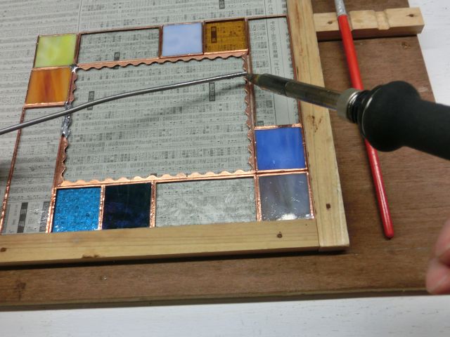 仮止め⇒本半田と進みます。ポイントを仮止めし全体を固定してから全てのつなぎ目を半田付けします。