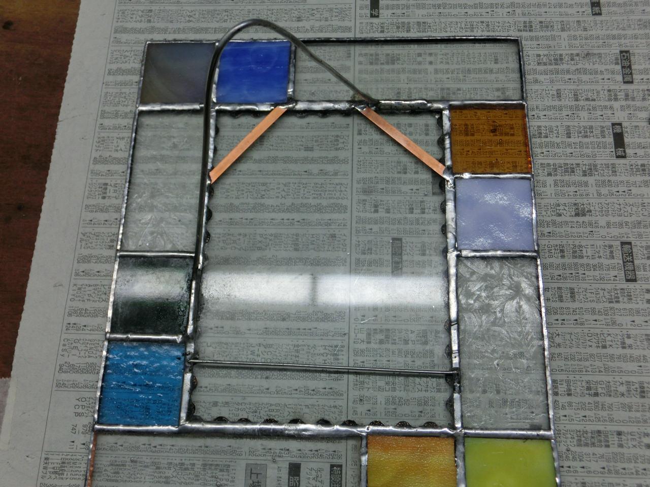 表面同様裏面も半田付けし、スタンド、写真ハサミ用具を取り付けます。表面のワンポイントの取り付けも忘れないよう取り付けます。そして食器洗い感覚で洗浄します