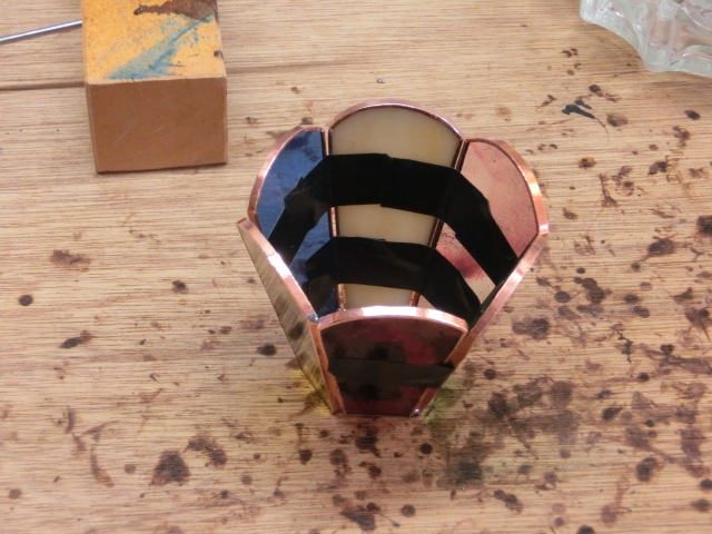 vʂɍD݂̐FɕׁArj[e[vŃs[Xq܂BŌɗ[킹ĘZp`̉g܂B