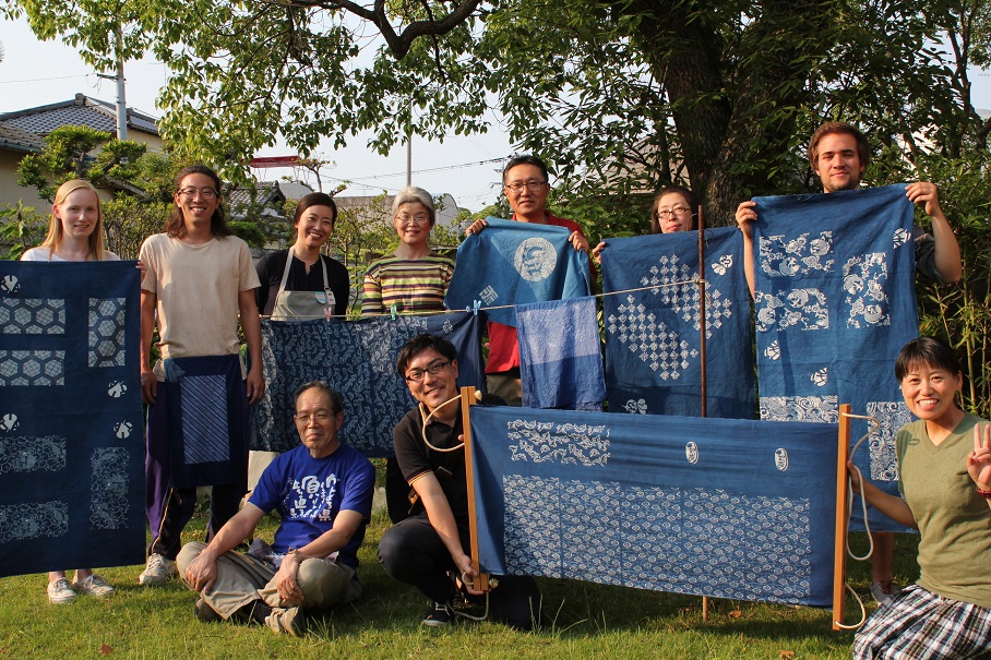 染物職人に学ぶ藍染体験 自分で染めた布を使って オリジナル小物づくりも 豊の国千年ロマン観光圏 じゃらん遊び体験