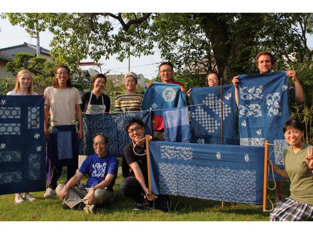 染物職人に学ぶ藍染体験 自分で染めた布を使って オリジナル小物づくりも 豊の国千年ロマン観光圏 じゃらん遊び体験 染物職人に学ぶ藍染体験 自分で染めた布を使って オリジナル小物づくりも 豊の国千年ロマン観光圏 じゃらん遊び体験