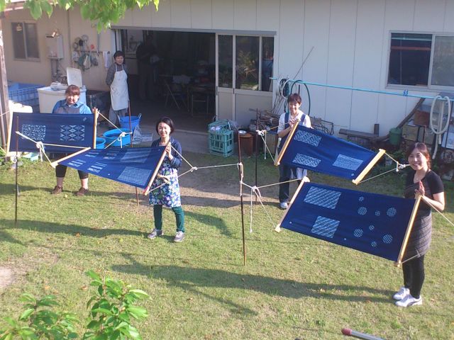 染物職人に学ぶ藍染体験 自分で染めた布を使って オリジナル小物づくりも 豊の国千年ロマン観光圏 じゃらん遊び体験 染物職人に学ぶ藍染体験 自分で染めた布を使って オリジナル小物づくりも 豊の国千年ロマン観光圏 じゃらん遊び体験