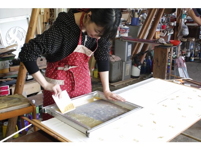 染物職人に学ぶ藍染体験 自分で染めた布を使って オリジナル小物づくりも 豊の国千年ロマン観光圏 じゃらん遊び体験 染物職人に学ぶ藍染体験 自分で染めた布を使って オリジナル小物づくりも 豊の国千年ロマン観光圏 じゃらん遊び体験