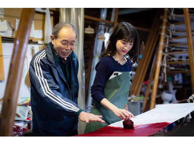 染物職人に学ぶ藍染体験 自分で染めた布を使って オリジナル小物づくりも 豊の国千年ロマン観光圏 じゃらん遊び体験 染物職人に学ぶ藍染体験 自分で染めた布を使って オリジナル小物づくりも 豊の国千年ロマン観光圏 じゃらん遊び体験