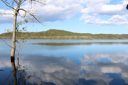 塘路湖、冬は氷も厚く張りワカサギの氷穴釣りも楽しめる湖です。