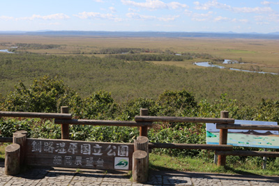 釧路湿原を東側の細岡大観望より観たところ。雄大な釧路湿原を一望でき、湿原の中を流れる川の蛇行も観られます。