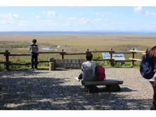釧路湿原を東側の細岡大観望より観たところ。雄大な釧路湿原を一望でき、湿原の中を流れる川の蛇行も観られます。