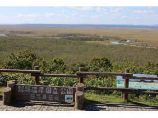 釧路湿原を東側の細岡大観望より観たところ。雄大な釧路湿原を一望でき、湿原の中を流れる川の蛇行も観られます。