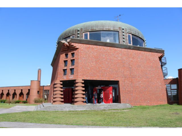 釧路湿原展望台、湿原に象徴される「谷地坊主(やちぼうず)」をモチーフに造られた建物。釧路市出身の建築設計家毛綱毅曠(もづな きこう)さんの設計。