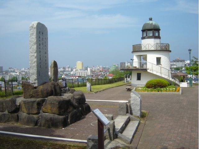 米町公園 漁業の町 釧路港を一望でき 釧路港修築碑と並んで石川啄木の有名な歌「しらしらと氷かがやき千鳥なく釧路の海の冬の月かな」の書かれた石碑があります。