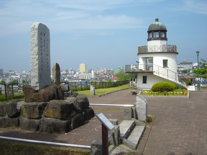 Ē@Ƃ̒ H`]ł H`CzƕŐΐ؂̗Lȉ́u炵ƕX₫璹ȂH̊C̓~̌ȁv̏ꂽΔ肪܂B 