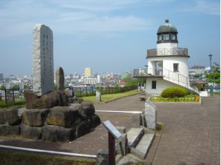 米町公園 漁業の町 釧路港を一望でき 釧路港修築碑と並んで石川啄木の有名な歌「しらしらと氷かがやき千鳥なく釧路の海の冬の月かな」の書かれた石碑があります。