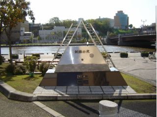 幣舞橋(ぬさまい橋)たもとにある、美川憲一さんの歌う「釧路の夜」の歌碑。前に立つと曲が流れます。
