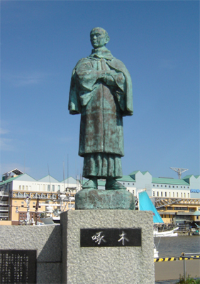 HVЂ̌̑OɗLH䂩̉̐lAΐ؂̑BHVЂ̋L҂ƂČقVUԋHɑ؍݂B