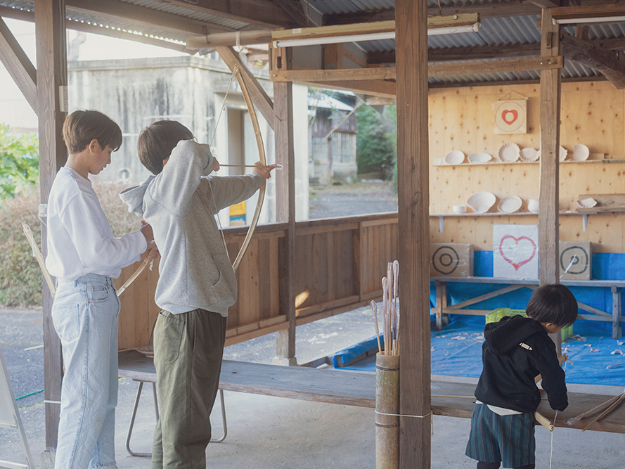 ・弓は、山林を荒らす大きな孟宗竹を、ナタやノコで切って作ります。