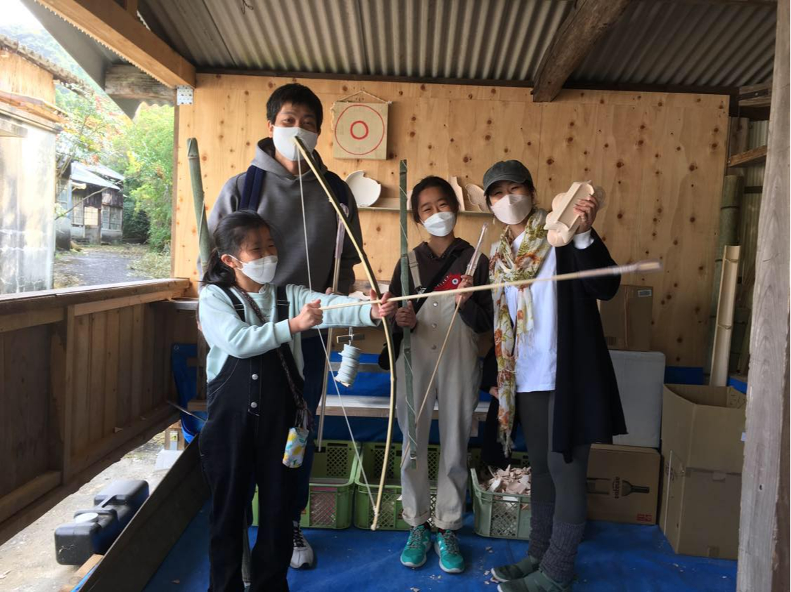 ・弓は、山林を荒らす大きな孟宗竹を、ナタやノコで切って作ったものです。