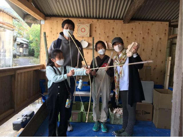 ・弓は、山林を荒らす大きな孟宗竹を、ナタやノコで切って作ったものです。