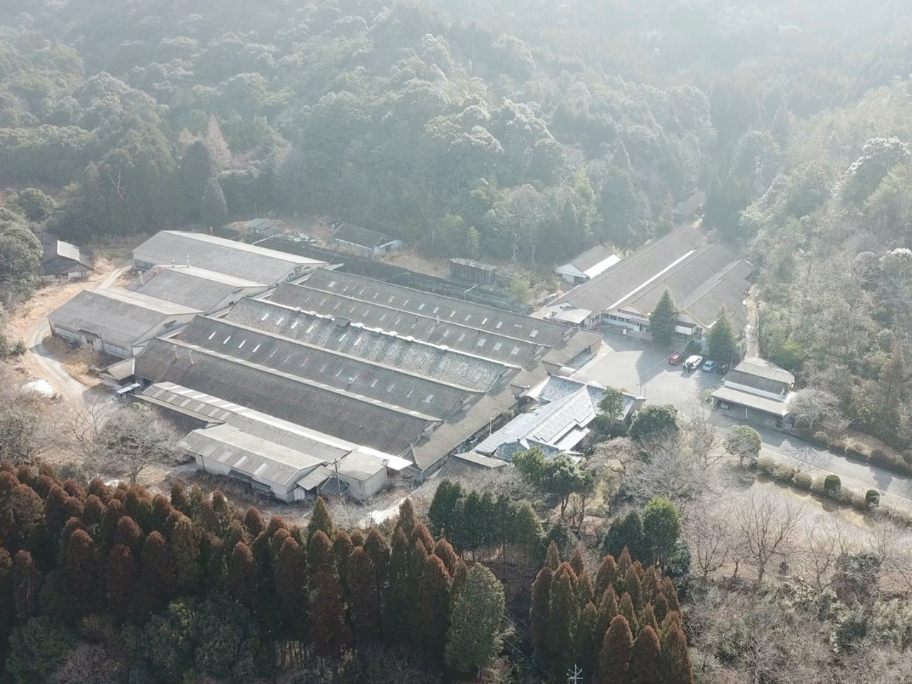 10,000坪の敷地に工場と倉庫があります。画面右の横長建物が倉庫です。