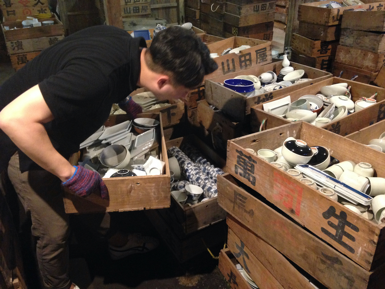 トロ箱(木箱)の下にも様々な焼物があります。お宝探しがんばって探してみましょう。