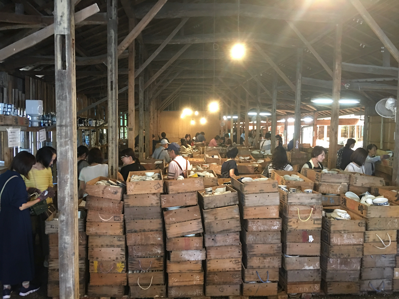 倉庫の中には数万点の焼物が山積みされています。