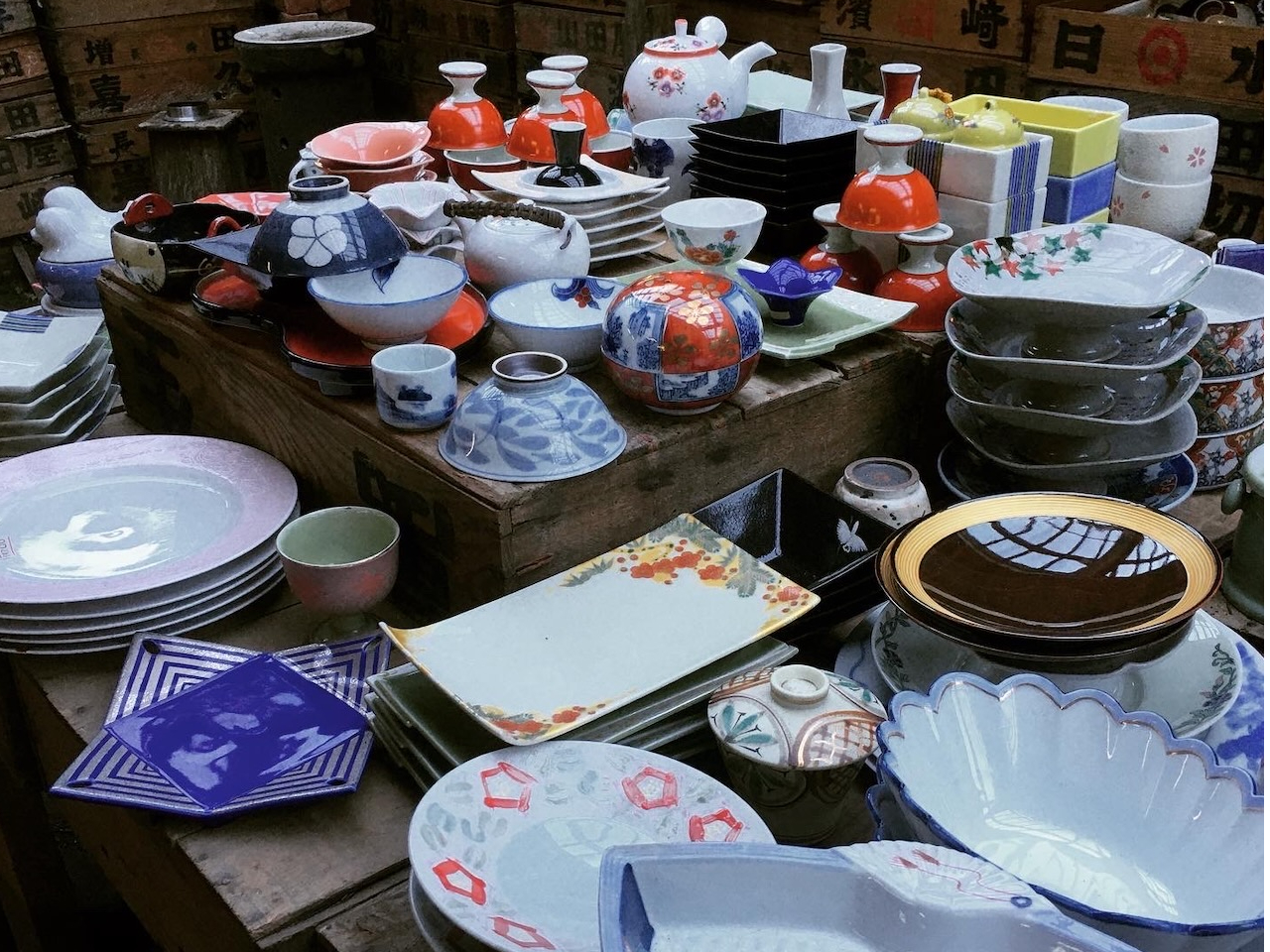 13,200円コースは、有田焼らしい上絵技法の華やかな商品を揃えています。