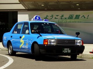 普通タクシー お客様定員4名 冬の積雪の中をスーツケースを持ち歩く必要なし。人数で割ると意外とお得です。