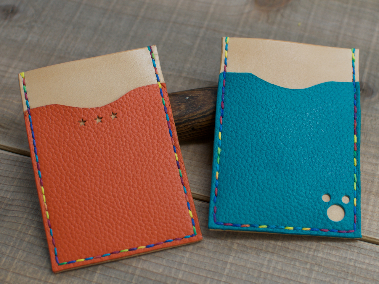 定期やICカードなどを入れられるパスケースです