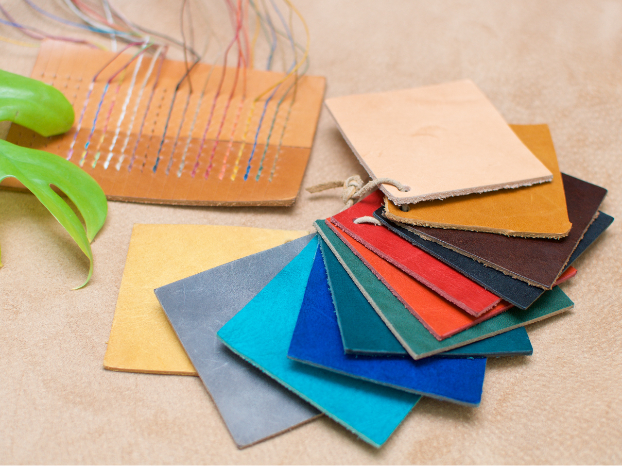 ストックの中からお好きな革と糸を選択。