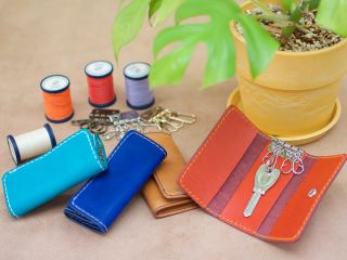 サイズは縦10.5cmx横5.5cmx厚さ2.5cm。自分好みの色でシンプルで飽きのこないキーケースを作ってみましょう!