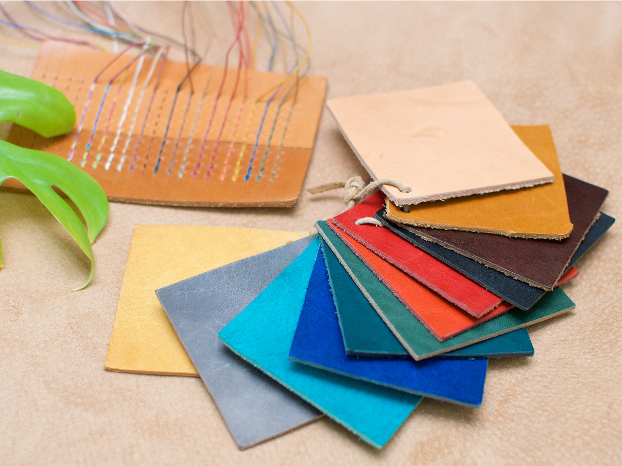 在庫の中からお好きな色の革と糸を選んで制作スタート。