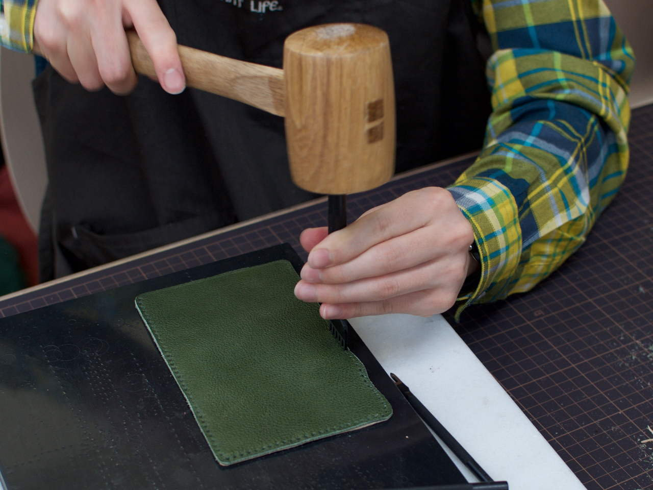 革の裁断、縫製、仕上げまですべての工程をお楽しみ下さい。