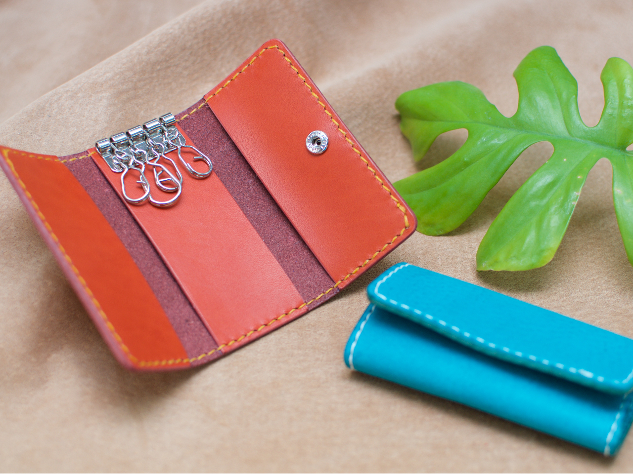 作例です。革、糸、金具の様々な色の組み合わせを選んで頂けます。