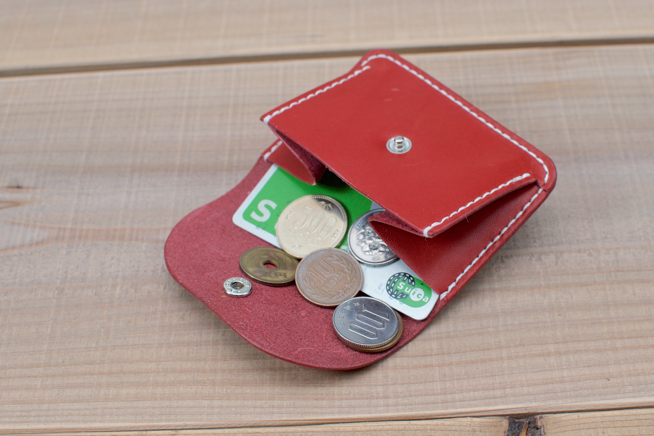 縫い上がったら仕上げと金具を取り付けて完成です。