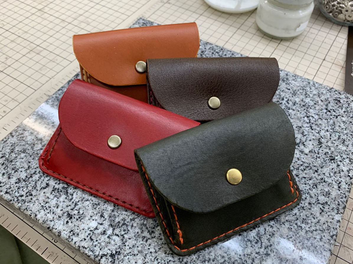 革、糸、ボタンで様々な色の組み合わせを楽しんで頂けます。