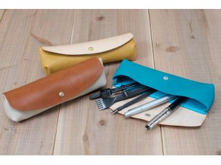 レザーペンケースを制作できる体験教室です。幅18.5cmx高さ6cmx厚み4cmと容量たっぷりで、内縫いでシンプルなデザインのペンケースです。