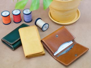 厚みは2.5cmあり、クレジットカードなどの厚いカードなら20枚以上入ります。革の質感も高級感があって使いやすさ抜群!