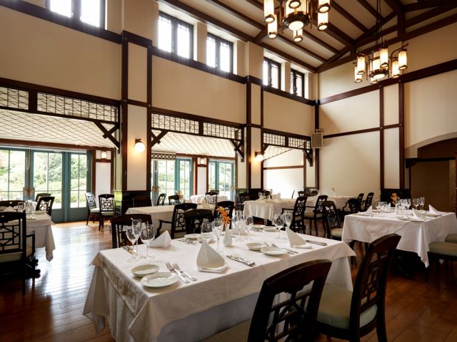 天井高い開放的な空間のリストランテ「TRE CORONE」3つの王冠を意味する名称のリストランテはその名にふさわしいクラシカルで優美な大人の社公場です。