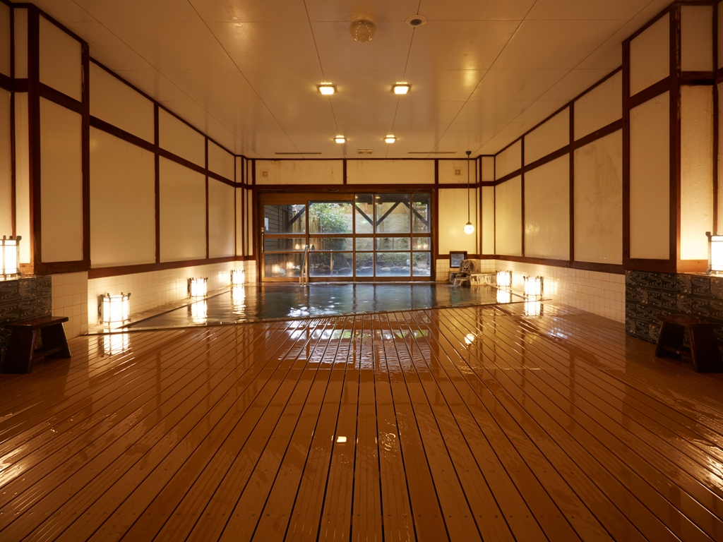 敷き詰めた簀と行灯が、どこか大正ロマンを感じさせるハミルトン宇礼志野の大浴場。「日本三大美肌の湯」と名高い嬉野温泉をゆっくりとお愉しみください。