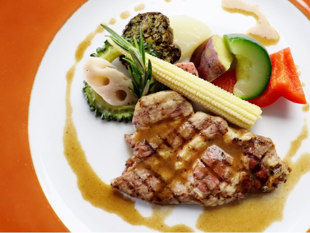お肉料理一例 お隣り武雄市のブランド豚 若楠ポークのグリル脂身の口どけの良さと、きめ細やかな肉質が特徴です。
