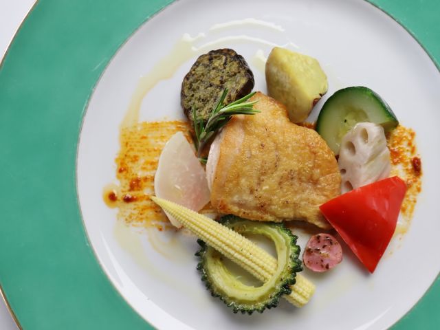 お肉料理一例 焼き物の街で知られる有田の特産品 有田鶏のソテー全国の食味コンテストで優秀賞を受賞した美味しい銘柄鶏です。柔らかくてジューシーな食感が特長です。