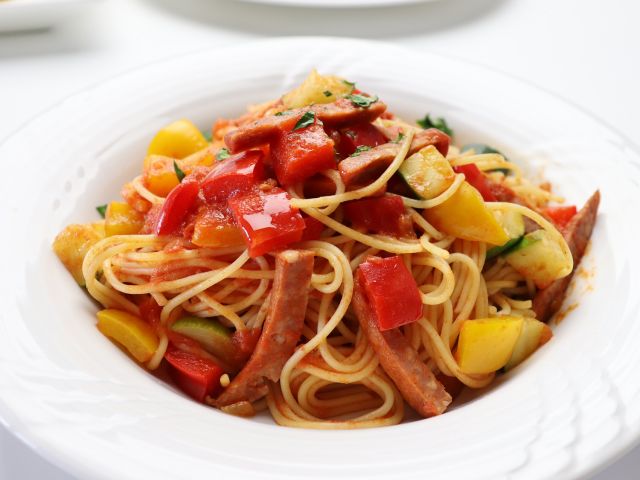 パスタ料理一例 チョリソーと季節の野菜のトマトソース〜野菜の旨味をチョリソーが引き立てます。