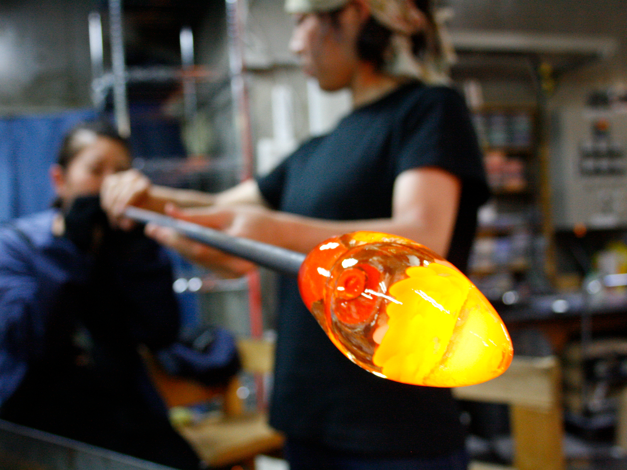 息を吹きガラスを大きくします。